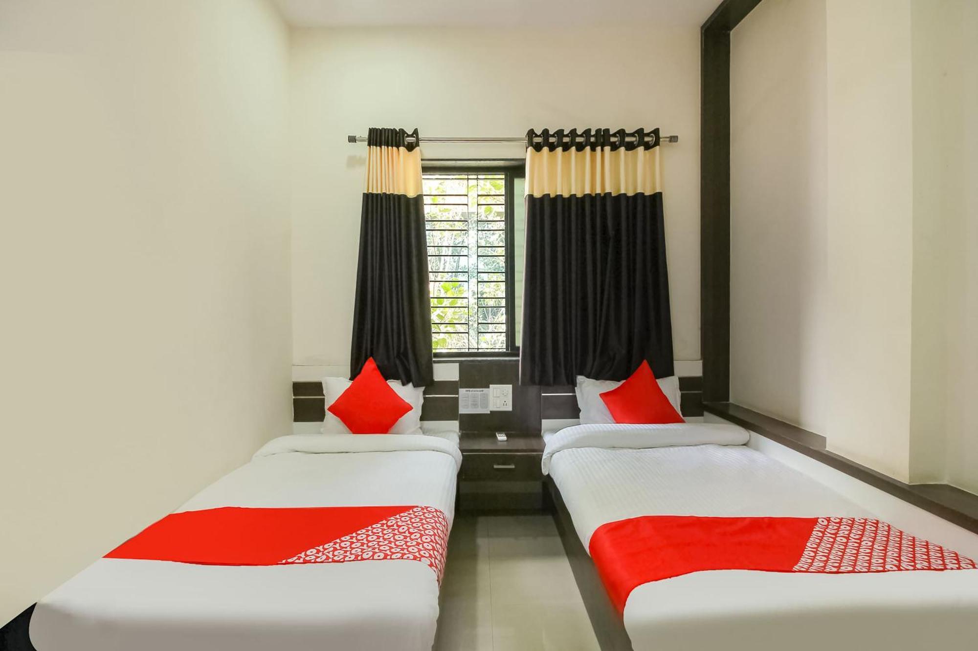 OYO 66342 Hotel Unique Inn Dhule Extérieur photo