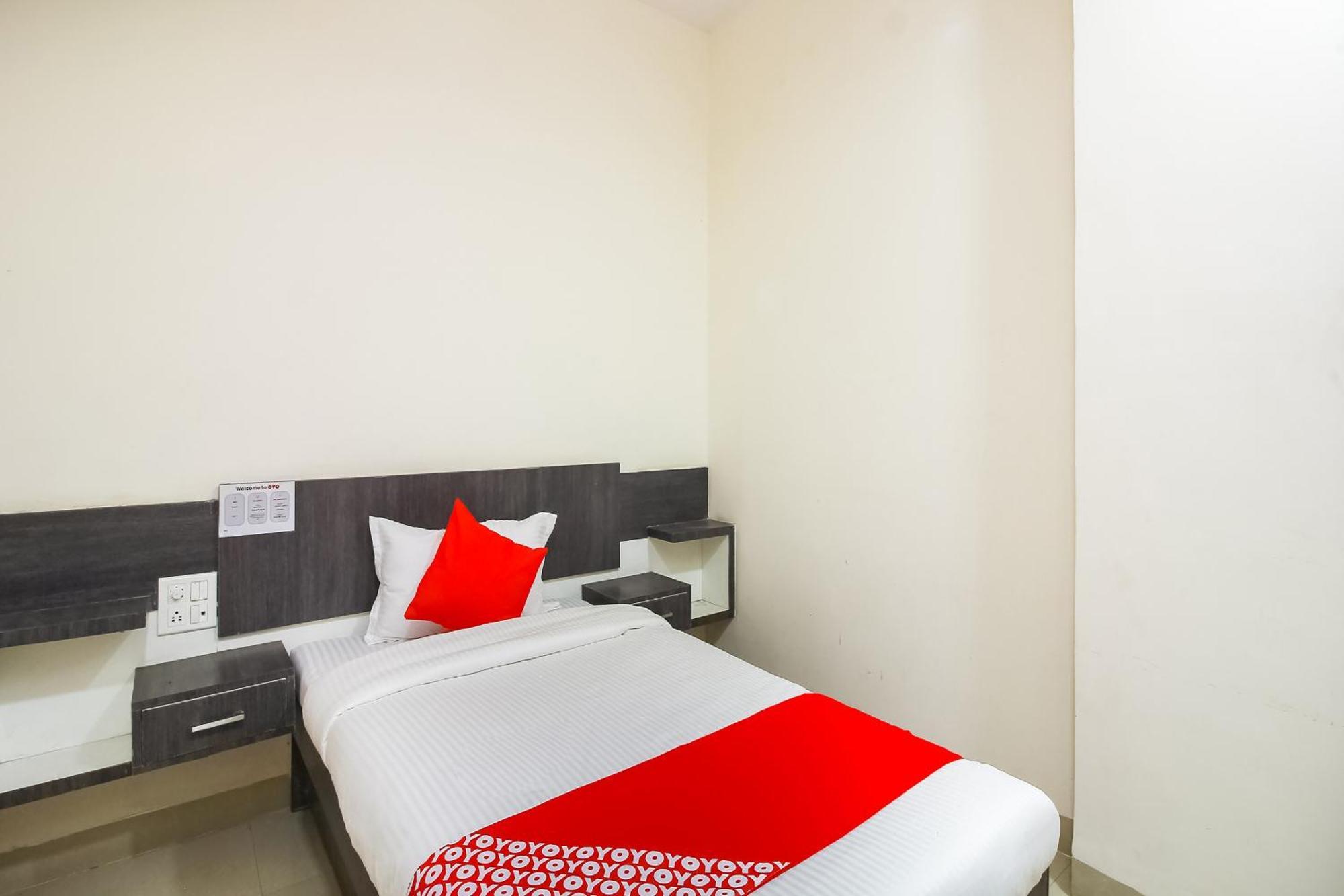 OYO 66342 Hotel Unique Inn Dhule Extérieur photo